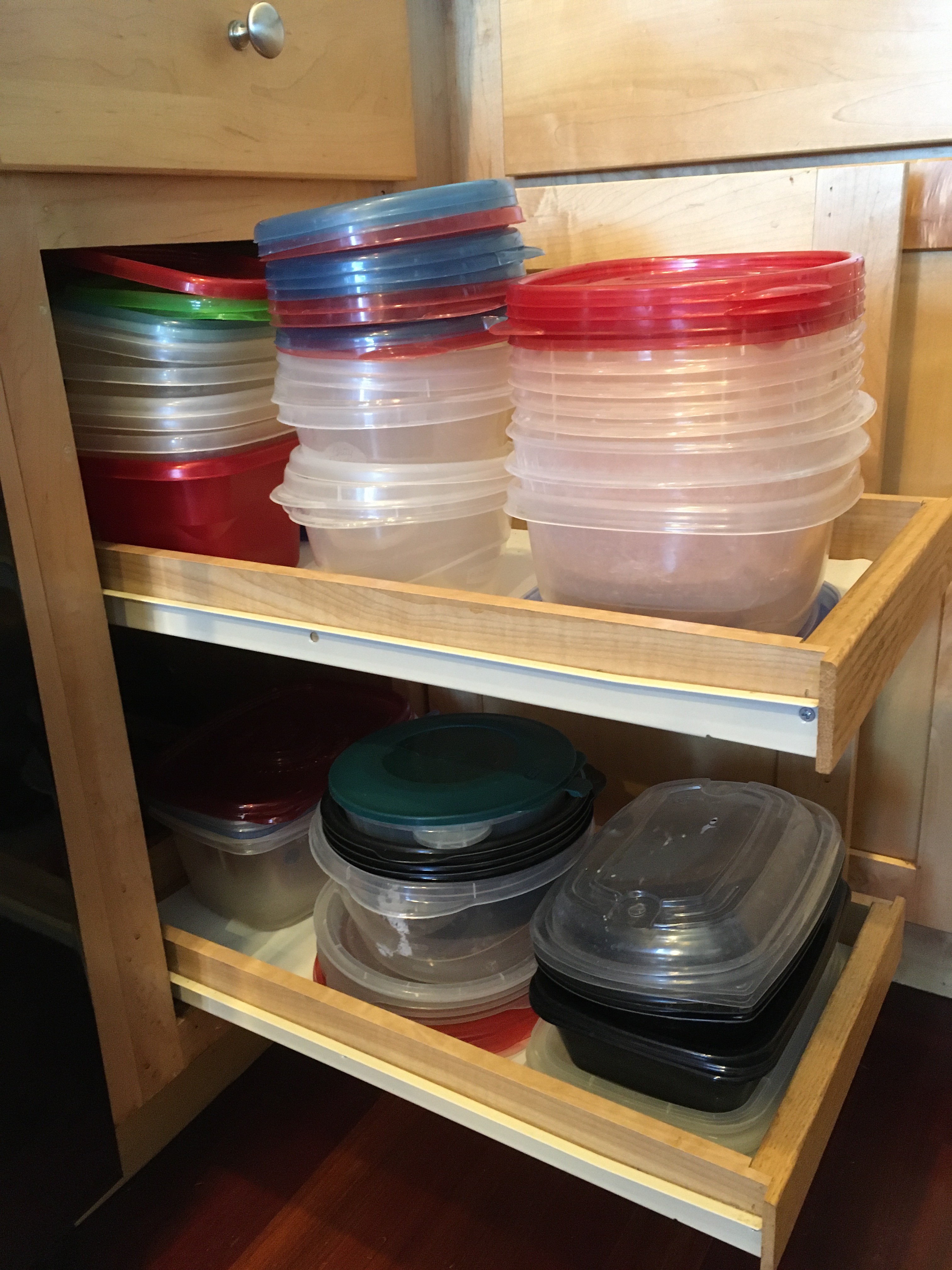 How to Organize Tupperware